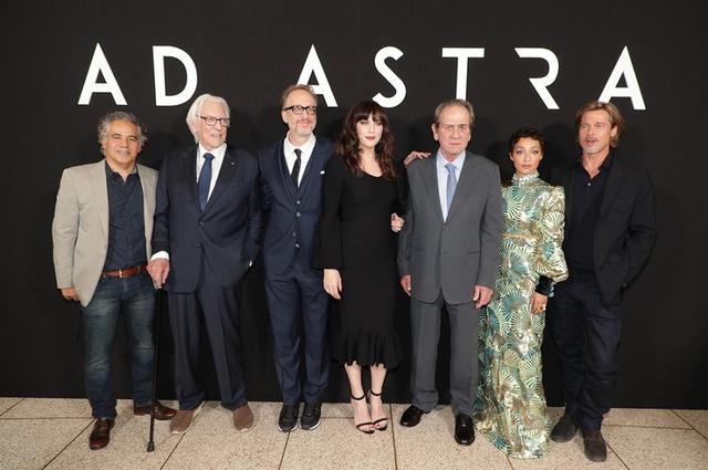 画像: (左から不明、ドナルド・サザーランド、ジェームズ・グレイ監督、リヴ・タイラー、トミー・リー・ジョーンズ、ルース・ネッガ、ブラッド・ピット)