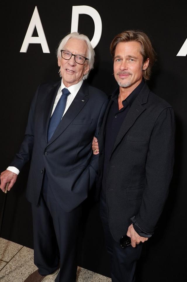 画像: (左からドナルド・サザーランド、ブラッド・ピット)
