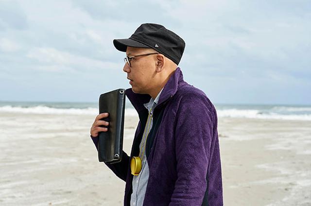 画像: 真利子哲也監督 1981年生まれ。東京都出身。 法政大学在学中に8mmフィルムで自主制作した短篇作品が、国内外で注目される。その後、東京芸術大学大学院の修了作品『イエローキッド』が、国内外で高い評価を受けると、学生映画として異例の劇場公開に。『NINIFUNI』『FUN FAIR』など中編作品を経て、2016年に劇場公開された『ディストラクション・ベイビーズ』が、第69回ロカルノ国際映画祭で最優秀新進監督賞を受賞をはじめ、国内外の映画賞で多数の賞を受賞した。