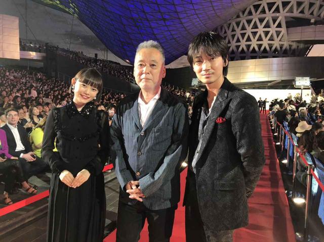 画像: 左より 杉咲花、瀬々敬久監督、綾野剛