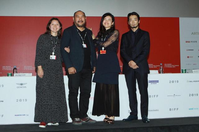 画像: 左からサマル・イェスリャーモワ、エルラン・ヌルムハンベトフ監督、竹葉リサ監督、森山未來
