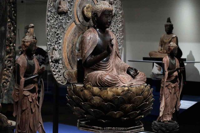 画像: 阿弥陀如来坐像および両脇侍像 鎌倉時代 仁治3(1242)年 鎌倉・常楽寺 (鎌倉市指定有形文化財) 二代執権北条泰時の臨終に作られたと見られる。中尊の胸の筋肉が広く、衣の表現が特に脇侍の二菩薩で極端に凝っているのも注目