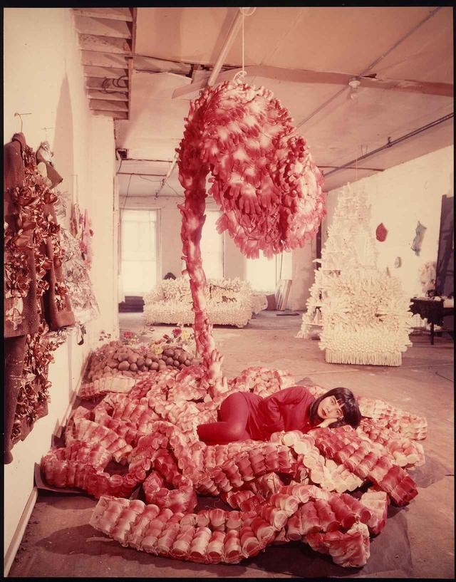 画像: Peter Moore, Photo of Yayoi Kusama with "My Flower Bed" in her NYC studio, c. 1965 © 2018 Barbara Moore / Licensed by VAGA at Artists Rights Society (ARS), NY, Courtesy Paula Cooper Gallery, New York