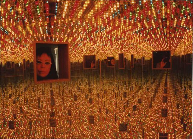 画像: Yayoi Kusama, Infinity Mirrored Room-Love Forever, 1966/1994. Installation view, YAYOI KUSAMA, Le Consortium, Dijon, France, 2000. Image © Yayoi Kusama. Courtesy of David Zwirner, NewYork; Ota Fine Arts, Tokyo/Singapore/Shanghai; Victoria Miro, London; YAYOI KUSAMA Inc.