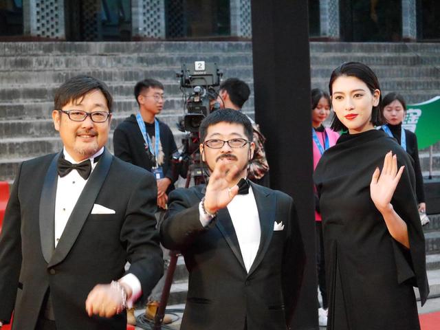 画像1: ▼主演の三吉彩花と清水崇監督がレッドカーペットに登場!イベントレポート