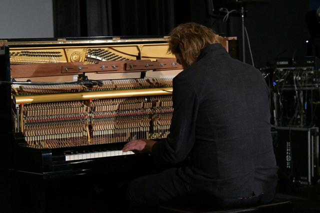 画像: ユップ・べヴィンの演奏によりスタート