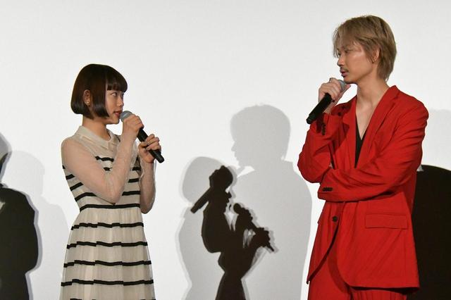 画像: 左より杉咲花、綾野剛