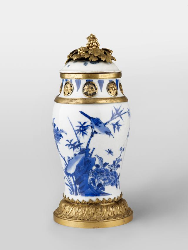 画像: 景徳鎮窯《染付花鳥文金具付壺》 金属装飾:イグナーツ・ヨーゼフ・ヴュルト 磁器:青の下絵付、順治~康煕年間(1644-1723) 金具:鍍金されたブロンズ 1775/1785年 所蔵:リヒテンシュタイン侯爵家コレクション、ファドゥーツ/ウィーン © LIECHTENSTEIN. The Princely Collections, Vaduz-Vienna