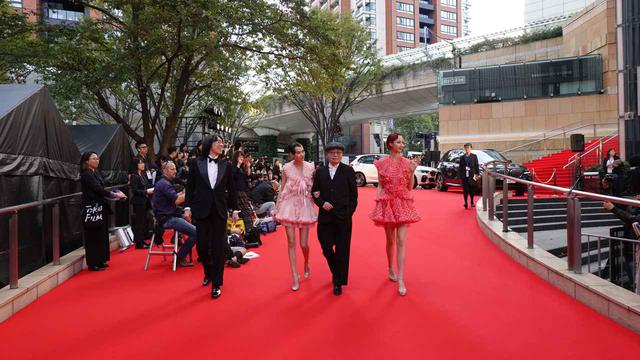 画像1: 細野晴臣が東京国際映画祭レッドカーペットに登場!ファンを自認する水原希子・水原佑果と仲良し豪華3ショット&星野源、糸井重里ら著名人コメント到着!
