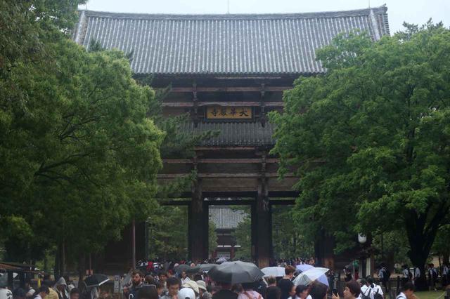 画像: 東大寺 南大門 鎌倉時代 正治元(1199)年上棟 源平合戦後の朝廷には再建の資金力がなく源頼朝の援助により再建 奥の中門と大仏殿は戦国時代に再び焼失し 徳川五代将軍・綱吉の援助と広く一般からの寄進で再建