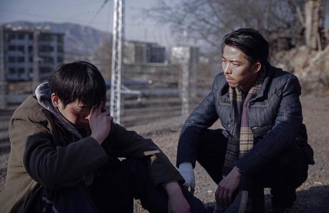 画像: フー・ボー監督の最初で最期の最高傑作『象は静かに座っている』<本編映像>窓から飛び降りた少女をいつまでも追い続けるカメラの動きから目が離せない!!