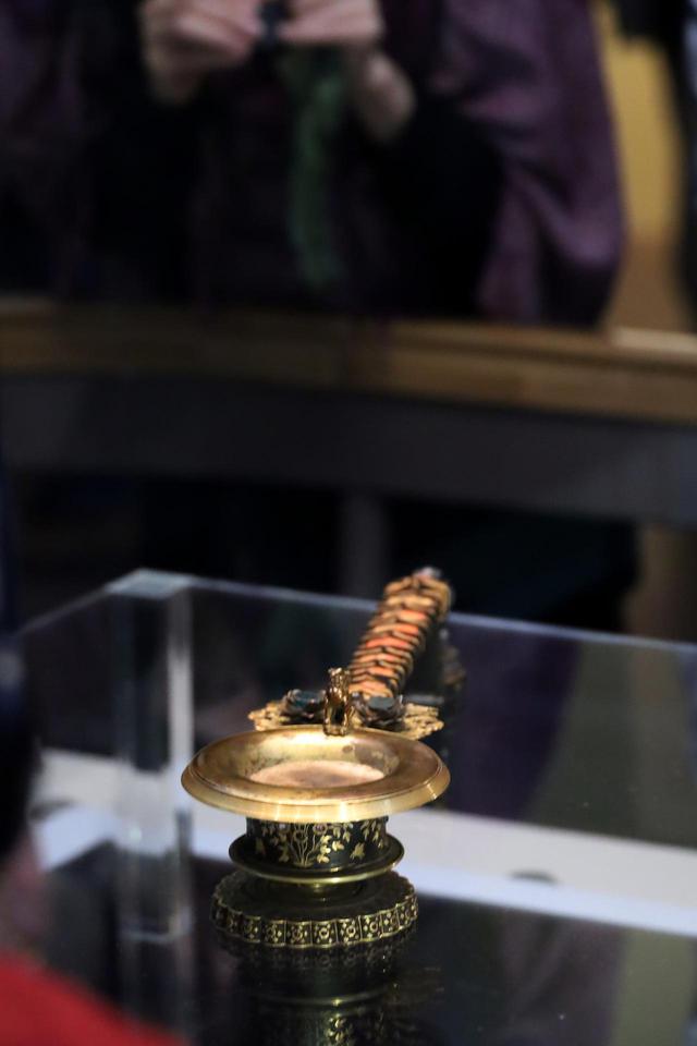 画像: 「紫檀金鈿柄香炉」 こうした形の香炉は仏具だが、金属製が多く木製は珍しい。材料が東南アジアでしか産出しない紫檀であることや細工の精緻さから唐で作られたと考えられる。正倉院宝物 【奈良国立博物館 「第71回 正倉院展」】