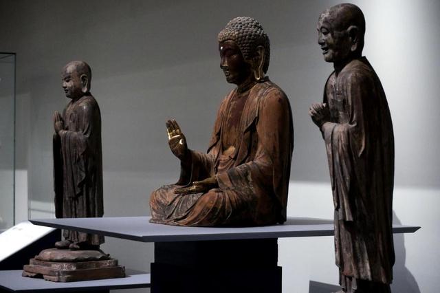画像: 釈迦如来坐像および迦葉立像・阿難立像 鎌倉時代 14世紀 福島・楞嚴寺 (福島県指定重要文化財) 中尊の衣の凝った表現は、定朝様の穏やかに整理されたラインと対象的でいかにも鎌倉時代。楞嚴寺は禅宗寺院なので脇侍は羅漢(釈迦の弟子)の阿難・迦葉、つまり「普通の人間」で、衣の表現のリアルさは、運慶の晩年の傑作・無着世親量菩薩立像(奈良・興福寺)の衣の表現をちょっと彷彿とさせる