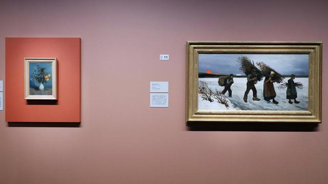 画像: フィンセント・ファン・ゴッホ「静物 白い花瓶の薔薇」1886年 「雪原で薪を運ぶ人々」(1884年) 吉野石膏コレクション