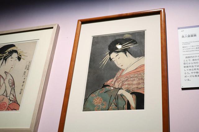 画像: 喜多川歌麿『美人器量競 五明桜花扇』江戸時代 寛政6〜7(1794-95)頃 メトロポリタン美術館蔵 この角度からだと黒雲母(キラ)で塗られた背景で、頭髪の周囲に雲母の粒子が輝いている