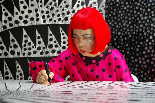 画像: Artist Yayoi Kusama drawing in KUSAMA - INFINITY. © Tokyo Lee Productions, Inc. Courtesy of Magnolia Pictures.