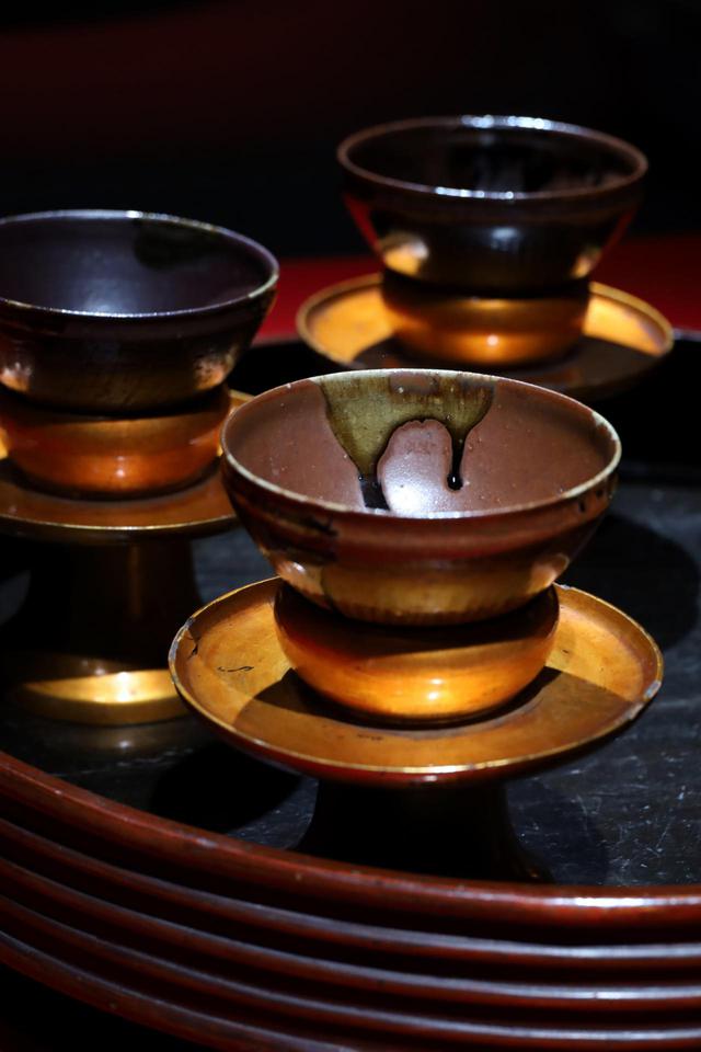 画像: 天目茶碗 野々村仁清作 江戸時代 鹿苑寺蔵 天目台 江戸時代、曲物天目盆 室町時代 相国寺蔵