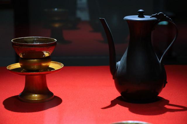画像: 天目茶碗 野々村仁清作 鹿苑寺(通称金閣寺)蔵 天目台、浄瓶 相国寺蔵 いずれも江戸時代