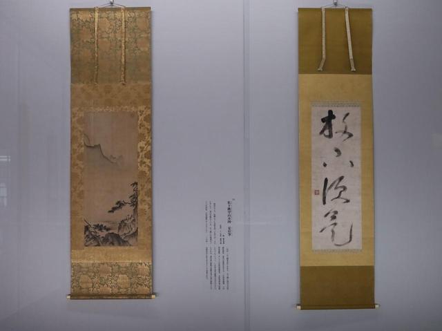 画像: 右)足利義満 一行書「放下便是」室町時代 相国寺蔵 左)夏珪「松下眺望山水図」宋時代 鹿苑寺蔵 夏珪は中国で最高の評価を得ている山水水墨画の巨匠で、日本の雪舟にも大きな影響を与えた