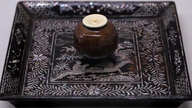 画像: 唐物小丸壺茶入 東山御物 宋時代 慈照寺蔵 セットになっている専用の盆の緻密な螺鈿細工もいかにも中国風で、日本のスタイルではない
