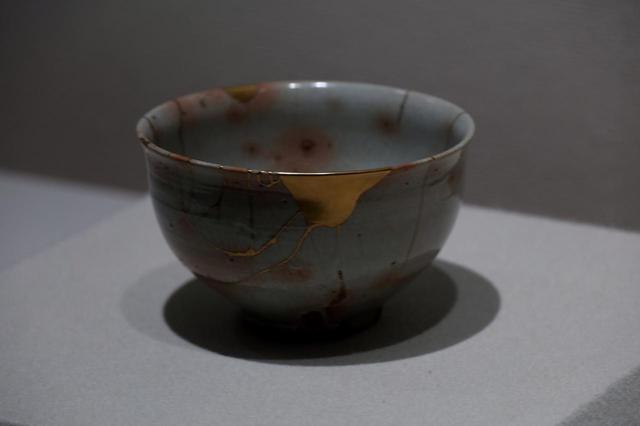 画像: 熊川堅手紅葉手茶碗 銘「清泉」 箱書・片桐石州 松永耳庵旧蔵 朝鮮時代 鹿苑寺蔵