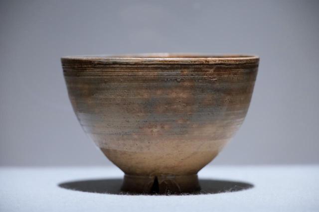 画像: 野々村仁清 呉器写茶碗 江戸時代 鹿苑寺蔵 高麗茶碗の形を踏襲しながら仁清の轆轤の技術の冴えが際立つ