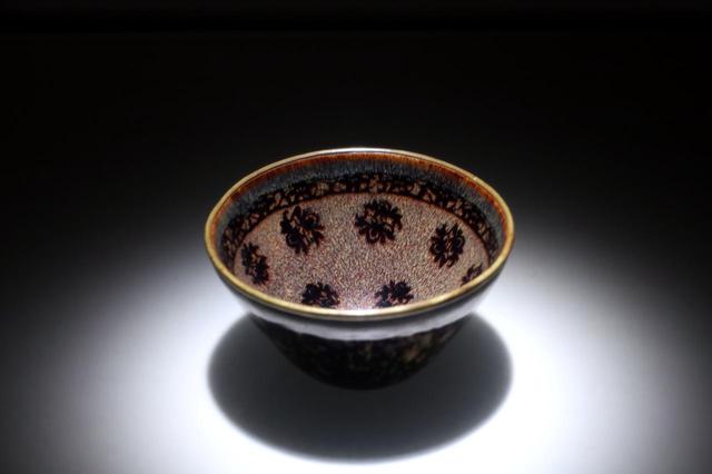 画像: 国宝・玳玻散花文天目茶碗 南宋14世紀 相国寺蔵 松平不昧旧蔵 宋代の天目茶碗や青磁碗は典型的な「唐物」として珍重された