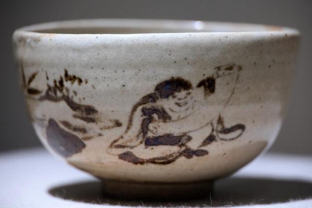 画像: 野々村仁清 銹絵寒山拾得図茶碗 江戸時代 鹿苑寺蔵