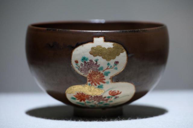画像: 野々村仁清 柿釉瓢拔色絵松竹梅茶碗 江戸時代 鹿苑寺蔵 こちらは野々村仁清の普段の作風である鮮やかで雅な色絵と洗練されたデザイン。禅寺では贈答品や俗人である檀家などの接待に用いられたと考えられる。