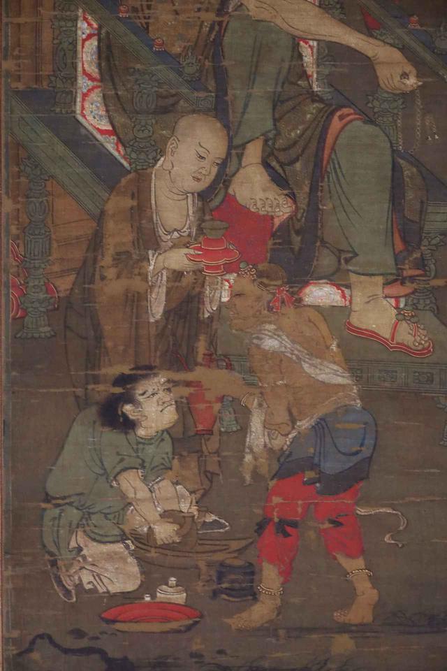画像: 羅漢図(部分) 元時代14世紀 相国寺の塔頭・大光明寺蔵 重要文化財 中国・元時代の羅漢図に描かれた、お茶を準備する様子。薄緑の服の侍者が薬研で茶葉を粉にしている。上半身裸の西方風のいでたちの侍者がお湯の入った赤い「浄瓶」を持ち、僧形の弟子が赤く金で縁取りされた天目台に載せた天目茶碗を捧げ持っている