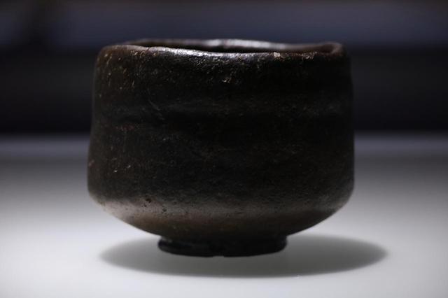 画像: 長次郎 黒樂茶碗 銘「喝食」 桃山時代 鹿苑寺蔵