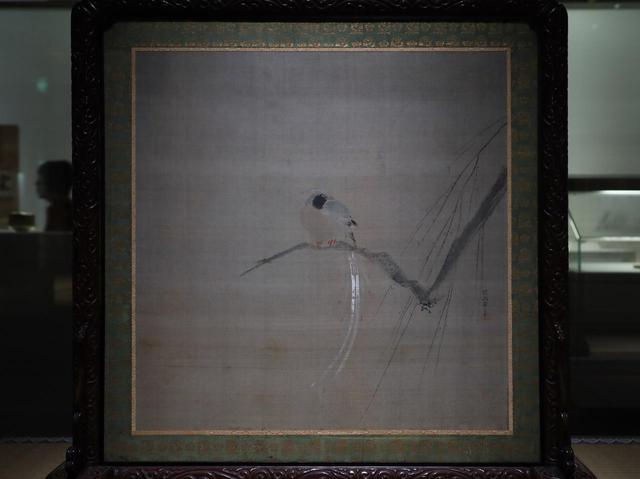 画像: 狩野探幽 「尾長鳥図座屏」(反対側は鶏図) 江戸時代 慶安元(1648)年 相国寺蔵 上の写真の鳩図の座屏とワンセットで、4枚の絵を鳳林自身が探幽に絵絹を送って注文、完成した時には丁寧な令状も送っている