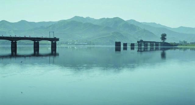 画像1: He Xiangyu. (2017). THE SWIM. 96 min Courtesy of Nozomi Nagao