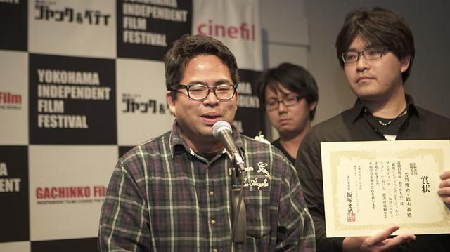 画像: 喜びを語る芳賀俊監督と賞状を持つ鈴木祥監督