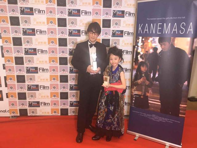 画像: 左より上西雄大監督と育児放棄される子供役を演じた小南希良梨 ミラノ国際映画祭にて