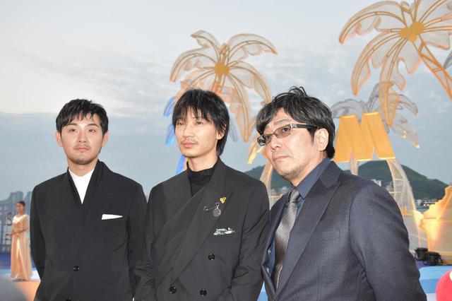 画像: 左より松田龍平・綾野剛・大友啓史監督