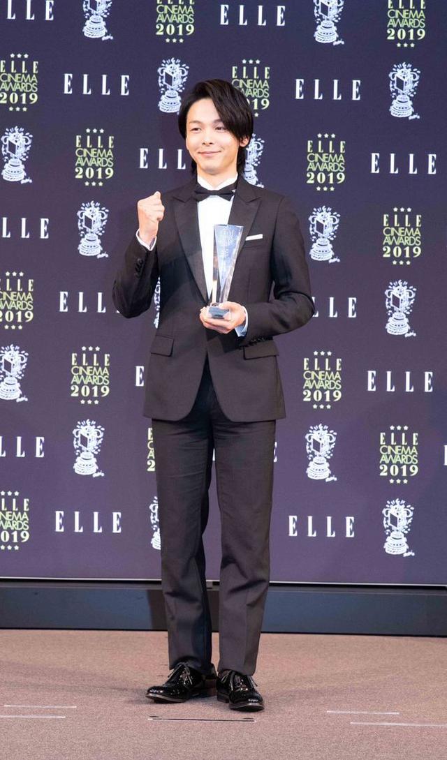 画像: 中村倫也さん 着用スーツ:ディオ-ル 着用ジュエリー: ヴァシュロン・コンスタンタン