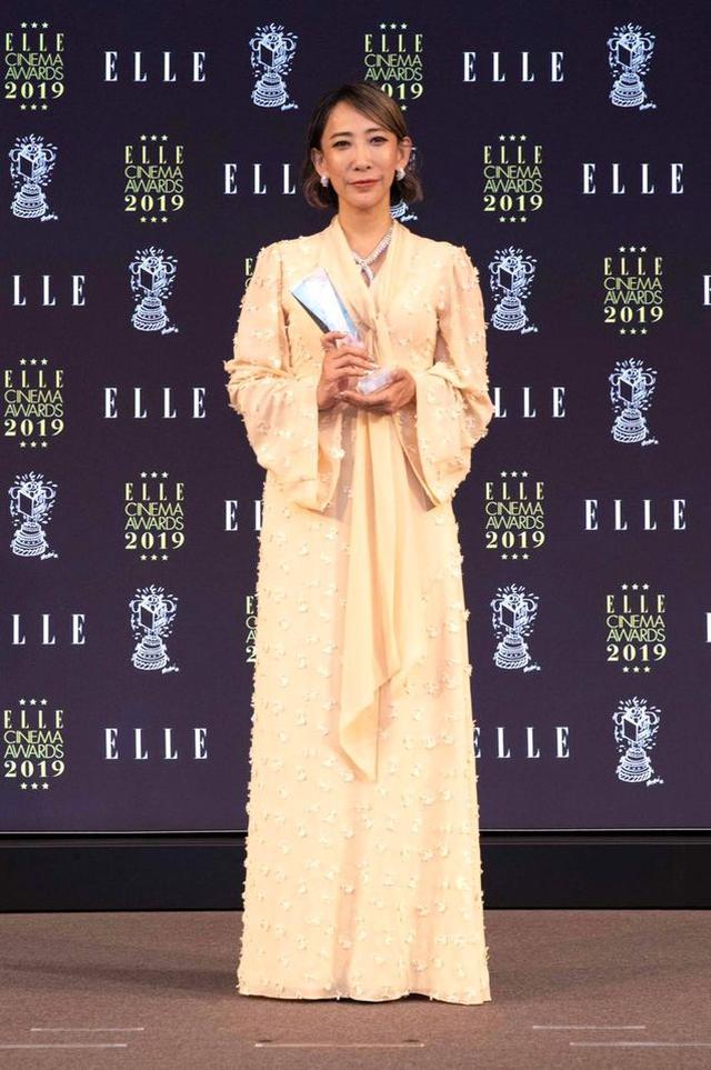画像: 蜷川実花監督 着用ドレス:クロエ 着用ジュエリー:ブルガリ