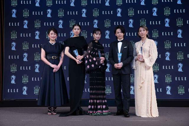 画像: 写真左 エル コンテンツ部 総編集長 坂井佳奈子 着用ドレス:ディオール 着用ジュエリー:ヴァン クリーフ&アーペル