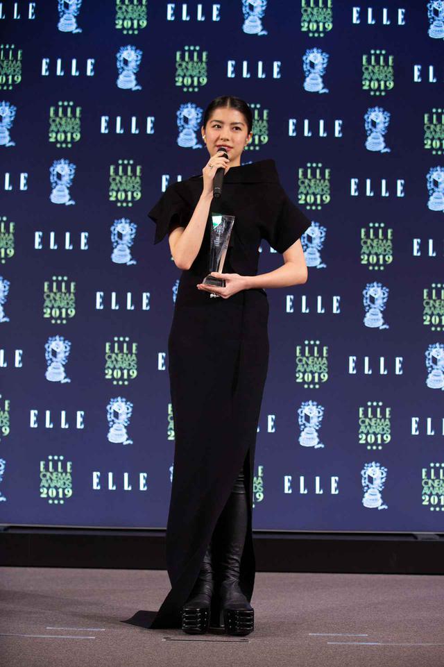 画像: 佐久間由衣さん 着用ドレス:リック・オウエンス 着用ジュエリー:タサキ