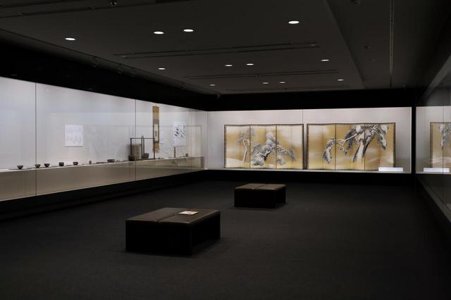 画像: 縦長の展示室のかなたに「雪松図屏風」。この屏風を飾ることを前提に設計されたという