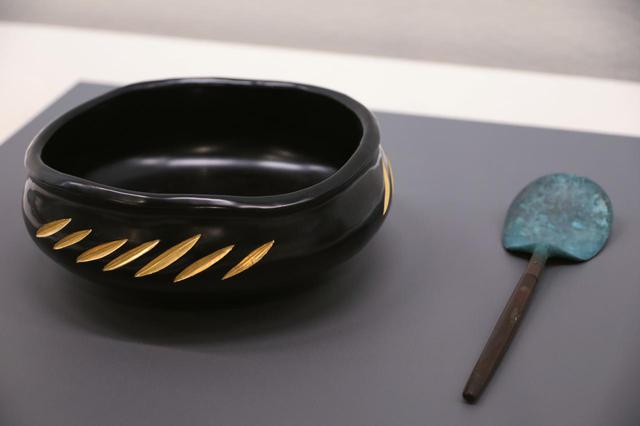 画像: 西村(永楽)了全 黒金入灰器 江戸時代19世紀 素焼きの陶器に何重にも黒漆を塗り重ねた善五郎家の伝統技法 伝 千利休所持 桑柄灰匙 安土桃山時代16世紀 共に北三井家旧蔵