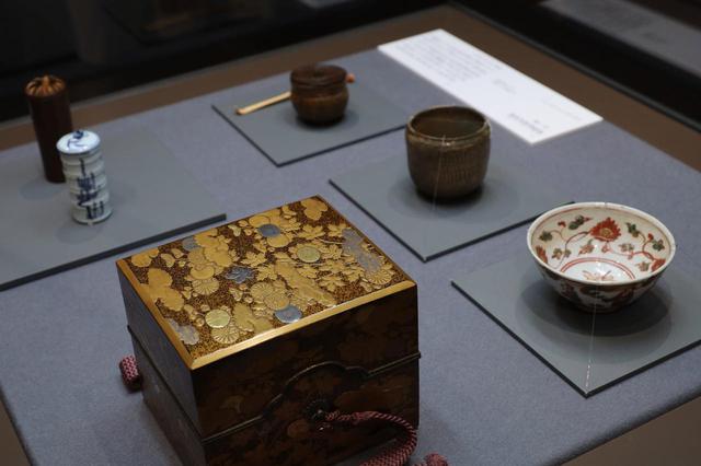 画像: 菊蒔絵面取茶箱 江戸時代18世紀 北三井家旧蔵