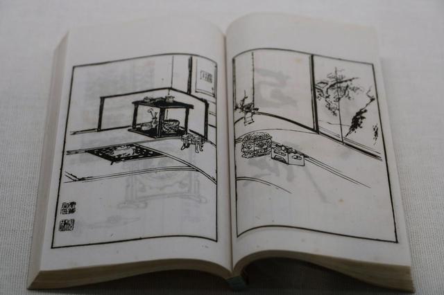 画像: 献茶の席図 『京都新古美術会(第16回京都博覧会のこと)品目』上巻より 明治20(1887)年 左に「雪松図」右隻の雄松の幹と枝が描き込まれている。記録には「六畳囲屏風 雪中松 応挙筆」とあり、部屋を屏風で仕切って六畳の茶席を設けるために「雪松図屏風」が使われたことが確認できる