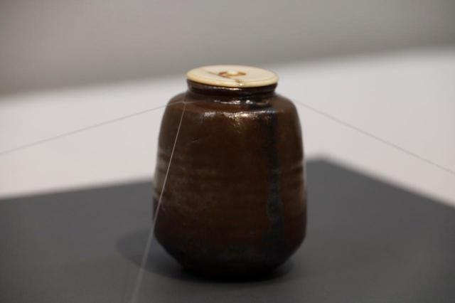 画像: 瀬戸肩衝茶入 銘「二見」桃山〜江戸時代17世紀 中興名物 北三井家旧蔵 天皇家の祖先神・伊勢神宮の近くにある夫婦岩で有名な二見ヶ浦に引っ掛けた言葉遊びか?
