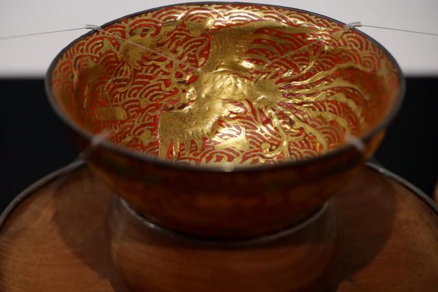 画像: 明治天皇を迎える茶会のために三井高福が永楽和全に焼かせた絢爛たる磁器の天目茶碗 北三井家旧蔵