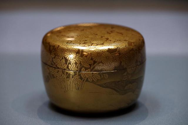 画像: 山本春正 菊蒔絵平棗 江戸時代17世紀 室町三井家旧蔵
