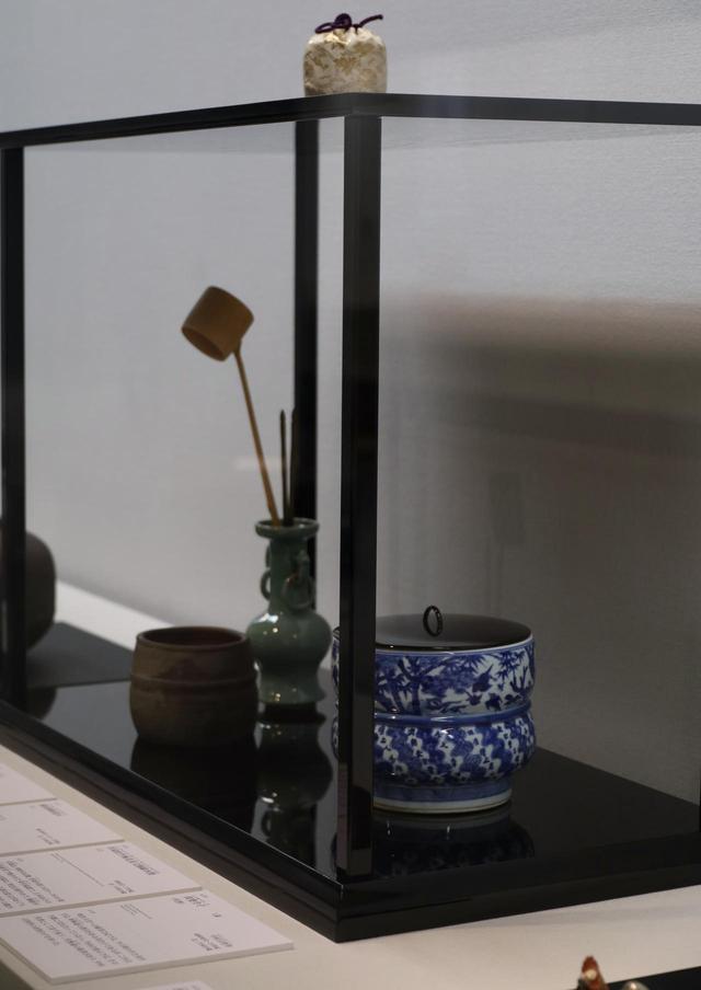 画像: 水指は中国・明時代の染付で祥瑞松竹梅文、杓立は明時代の青磁で左右の耳に輪がつけられた花活けの転用、建水は桃山時代の備前。煌びやかな中国磁器と侘びた風合いの備前焼の対照的な組み合わせ