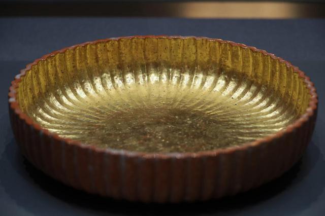 画像: 赤楽菊型金彩平鉢 紀州御庭焼(紀州徳川家が焼かせた器) 江戸時代19世紀 北三井家蔵