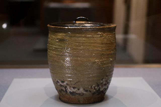 画像: 永楽和全(千家十職の一つ土風炉師・善五郎の12代) 菊谷焼菊絵水指 明治時代19世紀 北三井家旧蔵 三井家は永楽(西村)善五郎家を江戸時代から援助し、幕末期の了全・保全の代以降最大の支援者